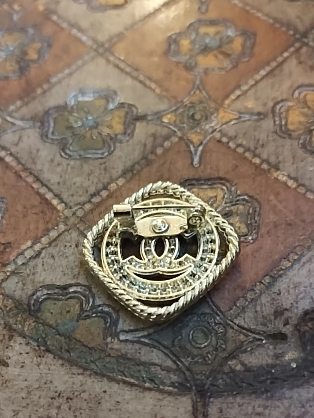 Small Gold Tone CC Logo Square Rope-Edge Pin with Rhinestones - Picture 1 of 2